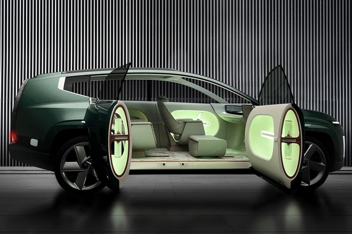 Hiện hãng Hyundai chưa công bố thông số vận hành của SEVEN Concept. Dự kiến, mẫu xe concept này sẽ lên dây chuyền sản xuất thương mại và bán ra thị trường dưới cái tên Hyundai Ioniq 7 vào năm 2024. Khi có mặt trên thị trường, Hyundai Ioniq 7 2022 mới sẽ trở thành đối thủ của Cadillac Lyriq và VinFast VF e36.