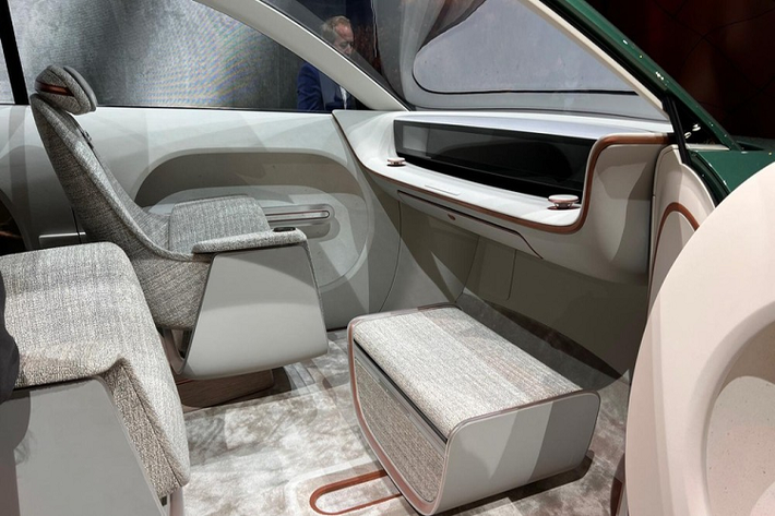 Tuy nhiên, điểm nhấn của Hyundai SEVEN Concept lại nằm ở bên trong nội thất. Bước vào bên trong mẫu xe này, chúng ta sẽ không bắt gặp những hàng ghế truyền thống. Thay vào đó, hãng Hyundai đã đưa ghế sofa và ghế xoay vào bên trong mẫu xe này, tạo cảm giác như phòng khách ở nhà.