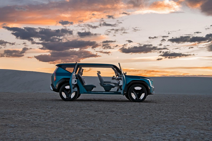 Ngoài "Pause Mode", Kia EV9 Concept còn có một chế độ thiết lập khi dừng xe có tên gọi là "Enjoy Mode". Ở chế độ này, cả 3 hàng ghế sẽ xoay về phía sau, cửa cốp mở ra, cho phép người ngồi trong xe có thể ngắm nhìn cảnh ngoài xe như đang ngồi ở rạp phim.