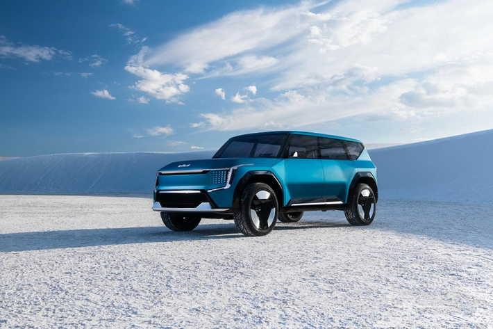 Tại triển lãm Los Angeles Auto Show đang diễn ra tại Mỹ, Kia vừa chính thức giới thiệu xe ý tưởng EV9 Concept, xe ý tưởng về một mẫu SUV chạy điện cao cấp nhất của hãng. Theo đó, Kia Concept EV9 mới sẽ mang thiết kế SUV cỡ lớn với 3 hàng ghế, sử dụng nền tảng khung gầm E-GMP và nhiều điểm tương đồng với mẫu SEVEN Concept của Hyundai.