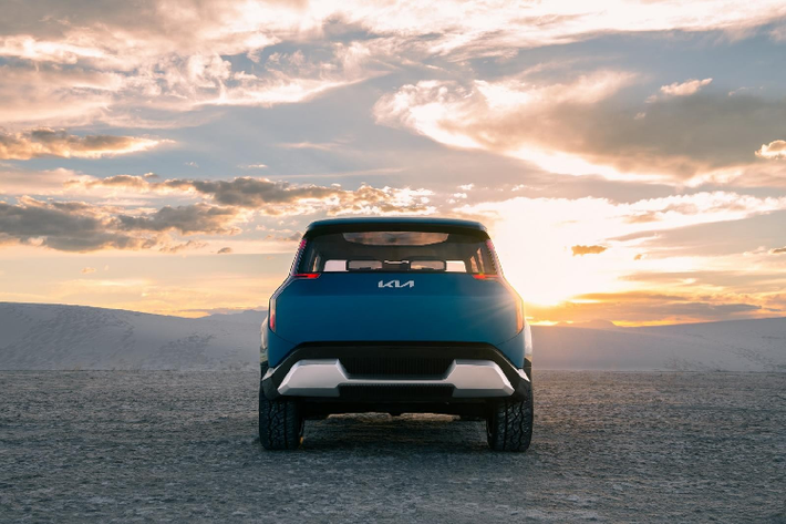 Kia EV9 Concept có kích thước tổng thể ở mức 4.930 x 2.055 x 1.790mm, chiều dài cơ sở là 3.100mm. Với kích thước này, EV9 ngắn hơn 70mm so với người anh em Kia Telluride, nhưng rộng hơn 65mm và có chiều dài cơ sở dài hơn 200mm. Thoạt nhìn, những tưởng thân xe Kia EV9 Concept khá phẳng phiu, nhưng trên thực tế thân xe có khá nhiều chi tiết gồ và đường gân nổi. Vòm bánh xe trước và sau đều có thiết kế gồ cao rất nổi bật, tạo nên cho xe vẻ cơ bắp mạnh mẽ.