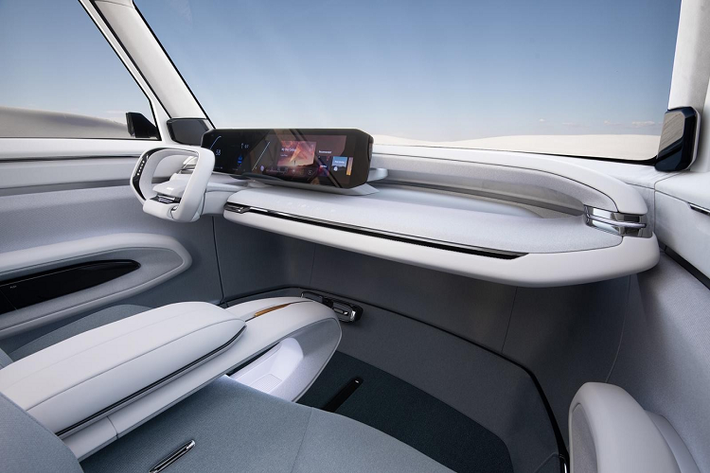 Điểm nhấn đáng chú ý nhất về thiết kế của Kia EV9 Concept chính là thiết kế đầu xe. Thiệu hiệu xe Hàn Quốc gọi thiết kế đầu xe là thiết kế "Mặt Hổ" trên nền kỹ thuật số. Toàn bộ phần đầu xe có cùng màu sơn với thân xe, làm nền cho hệ thống chiếu sáng LED hiện đại. Theo thiết lập, đèn xi có chế độ chiếu sáng chào mừng người lái, trong khi đó dải đèn định vị có tạo hình đặc biệt sẽ là thiết kế đặc trưng của Kia EV9 Concept.