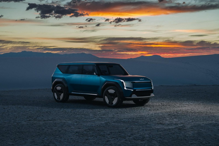 Như đã đăng tải trước đó, mẫu xe SUV Kia EV9 chạy điện hiện vẫn đang là mẫu xe ý tưởng, vì vậy thiết kế của xe vẫn còn thiên về trưng bày rất nhiều. Vậy nên trong tương lai khi Kia tung ra bản thương mại cho mẫu EV9, thiết kế của xe sẽ trở nên thực dụng hơn.