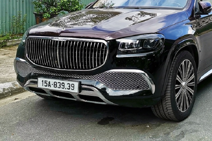 Đi kèm với đó là trang bị bộ mâm đa chấu cỡ 22 inch mang thiết kế khác biệt so với phần đông những chiếc Mercedes-Maybach GLS 600 khác đang có mặt trong nước.