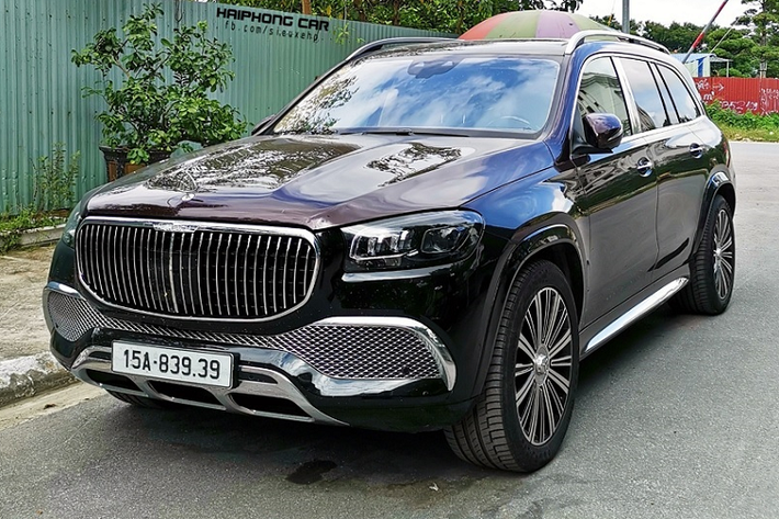 Chiếc Mercedes-Maybach GLS 600 biển thần tài này về tay chủ nhân tại Hải Phòng vào hồi tháng 7, nổi bật với ngoại thất sơn hai tông màu đen/đỏ đặc trưng của dòng xe Maybach.