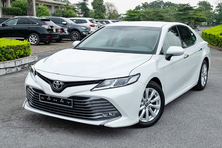 Ngoài ra, dòng xe Toyota Camry còn có loại máy xăng mang mã 2AR-FE với 4 xi-lanh, 16 van, dung tích 2.5 lít, tạo ra công suất tối đa 135 mã lực và mô-men xoắn cực đại 235 Nm tại tua máy 4.100 vòng/phút. Trang bị hộp số đi kèm là loại tự động 6 cấp. Ở phiên bản Toyota Camry 2.5Q sẽ có ba chế độ lái đi kèm là Eco, Normal và Sport