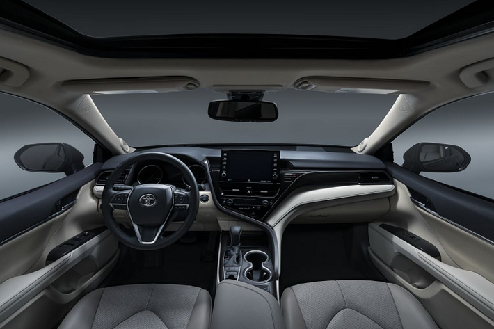 Toyota Camry đang bán chính hãng tại Việt Nam được nhập từ Thái Lan, xe sử dụng động cơ xăng, dung tích 2.0 lít, sản sinh công suất tối đa 165 mã lực và mô-men xoắn cực đại đạt 199 Nm. Tùy chọn hộp số đi kèm là loại tự động 6 cấp.