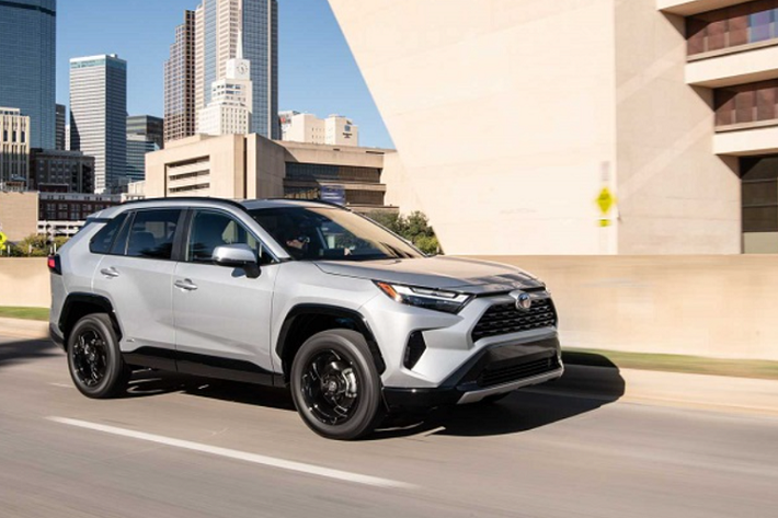 Thành viên tham gia vào đội hình Toyota RAV4 2022 mới là phiên bản SE Hybrid có mức giá phải chăng hơn so với XSE nhưng vẫn sở hữu các yếu tố thiết kế thể thao tương tự.