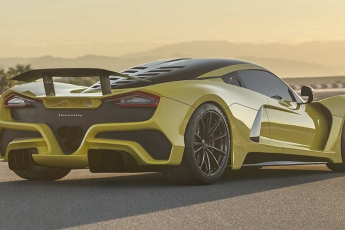 Lý giải về việc không có hệ thống túi khí an toàn, nhà sản xuất Hennessey cho biết Venom F5 được thiết kế để trở thành một biểu tượng toàn diện trên đường đua và cạnh tranh với những chiếc hypercar vĩ đại nhất từ trước tới nay trên thế giới. “Trái tim” của siêu xe Hennessey Venom F5 là khối động cơ tăng áp kép V8 6.6L sản sinh công suất tối đa 1.817 mã lực tại 8.200 vòng/phút và momen xoắn cực đại 1.617 Nm tại 5.500 vòng/phút.