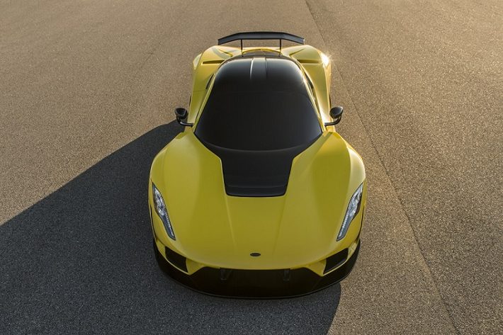 Điều này có nghĩa là Hennessey Venom F5 có tỷ lệ công suất/trọng lượng là 1.289 mã lực/tấn, cho phép chiếc xe tăng tốc từ 0 - 100 km/h trong 2,6 giây, 0 - 200 km/h trong 4,7 giây và 0 - 300 km/h trong 8,4 giây.