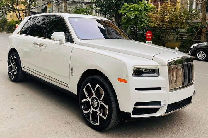 Chiếc Cullinan của vị đại gia cầm đồ sở hữu ngoại thất màu trắng tinh khôi, đi kèm bộ mâm 5 cánh hoa sơn tương phản thú vị.