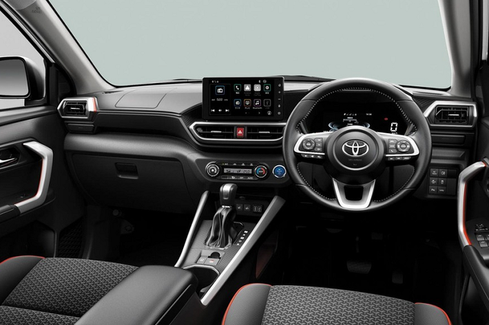 Với hệ truyền động hybrid kể trên, Toyota Raize hybrid 2022 mới mang đến trải nghiệm lái khá giống với ôtô điện, trừ âm thanh phát ra từ động cơ xăng. Ngoài ra, xe còn có chế độ lái chỉ dùng một bàn đạp Smart Pedal (S-PDL) nhờ hệ thống phanh tái sinh năng lượng. Chế độ lái này cho phép tài xế có thể giảm tốc, dừng xe và di chuyển mà chỉ dùng bàn đạp ga. Hãng Toyota khẳng định phiên bản hybrid của Raize và Daihatsu Rocky 2022 chỉ tiêu thụ lượng xăng trung bình 3,57 lít/100 km.