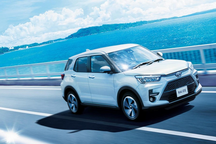 Đúng như tin đồn từ trước đó, hãng Toyota đã quyết định bổ sung phiên bản hybrid hoàn toàn mới cho 2 mẫu SUV đô thị nhỏ xinh của mình là Raize và Daihatsu Rocky ở thị trường quê nhà Nhật Bản. Được gọi bằng cái tên e-Smart, hệ truyền động hybrid cho Toyota Raize và Daihatsu Rocky 2022 tại Nhật Bản dùng máy xăng 3 xi-lanh, hút khí tự nhiên, dung tích 1.2L mới phát triển.