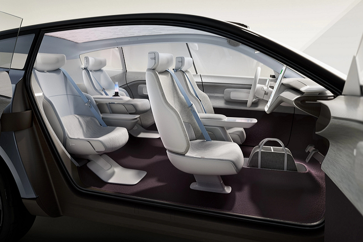 Ông Samuelsson cho biết, Embla sẽ là dòng xe điện tiên phong của Volvo với thiết kế sàn phẳng, nội thất ba hàng ghế với vị trí ngồi cao, và không có bất kỳ sự tương đồng nào với các dòng xe xăng truyền thống.