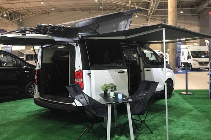 Cụ thể hơn, chi nhánh Toyota Tây Ban Nha đã hợp tác với Tinkervan để biến những chiếc Proace và Hilux thành phương tiện cắm trại tiện ích, đáp ứng nhu cầu những người thích đi chơi xa vài ngày bằng ôtô và hòa nhập cùng thiên nhiên. Trong số 4 mẫu xe mới ra mắt, 3 là dựa trên Proace, và 1 là dựa trên Hilux.