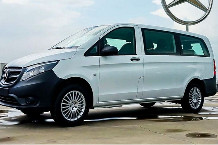 1. Mercedes-Benz Vito Tourer 121 8 chỗ giá 1,849 tỷ đồng Mercedes-Benz Vito Tourer 121 là mẫu xe đa dụng dành riêng cho gia đình với 8 chỗ ngồi với giá bán 1,849 tỷ đồng. Tuy nhiên, với mức giá khá "ngon" cho một chiếc xe đến từ thương hiệu nổi tiếng như Mercedes-Benz, Vito Tourer 121 đi kèm với trang bị khá sơ sài". Xe sử dụng máy xăng 2.0L cho công suất 211 mã lực và có mô-men xoắn cực đại 350 Nm. Vito Tourer 121 chỉ có bộ mâm sắt tiêu chuẩn, để sở hữu bộ mâm chính hãng, khách hàng phải chi thêm 79 triệu đồng nữa.
