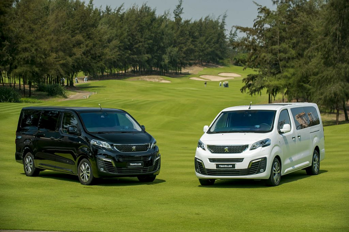 Traveller Luxury dùng động cơ dầu diesel tăng áp 2.0L cho công suất 150 mã lực và mô-men xoắn cực đại đạt 370 Nm, đi cùng hộp số 6 cấp tích hợp công nghệ QuickShift. Có thể thấy, Peugeot Traveller Luxury là đối thủ đáng gờm nhất của Kia Carnival 3.5G Signature 7 chỗ 2022, xe có giá rẻ hơn 140 triệu đồng nhưng dường như không thua kém gì về trang bị so với Carnival.