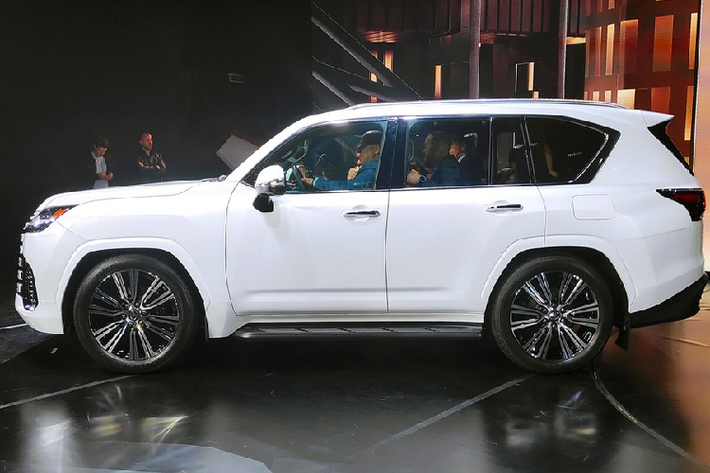 Riêng phiên bản F Sport của Lexus LX 2022 sẽ được trang bị hệ thống treo cứng hơn và khóa vi sai chống trượt Torsen trên cầu sau. Cuối cùng là gói công nghệ an toàn Lexus Safety System+ với phanh khẩn cấp tự động nâng cấp, có thể phát hiện người đạp xe, người đi bộ và xe đang đến ở giao lộ.