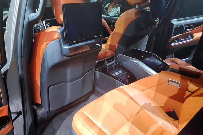 Ngoài động cơ, Lexus LX 500d 2022 không có gì khác so với LX 600 về mặt thiết kế và khung gầm. Xe được phát triển dựa trên khung gầm TNGA tương tự Toyota Land Cruiser 2022 với chiều dài cơ sở giữ nguyên ở mức 2.850 mm như trước. Chiều cao gầm của xe vẫn là 225 mm trong khi góc tiếp cận, góc thoát và góc leo đỉnh dốc cũng giữ nguyên như cũ. Thêm vào đó là khả năng lội nước sâu 700 mm.