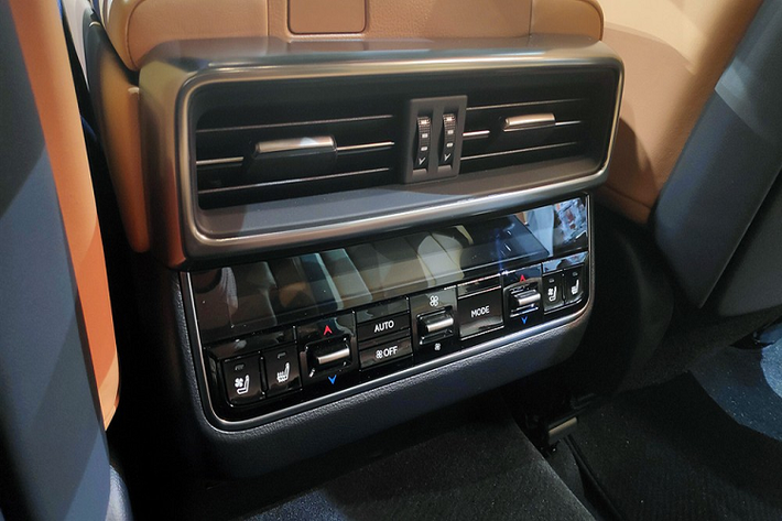 Theo hãng Lexus, phần thân vỏ mới của Lexus LX 2022 được làm chủ yếu bằng nhôm, bao gồm cả nóc. Cộng thêm khung gầm TNGA mới, mẫu SUV hạng sang này nhẹ hơn 200 kg so với trước. Bên ngoài, Lexus LX 2022 được trang bị lưới tản nhiệt hình con suốt "siêu to khổng lồ" với 7 nan rỗng bên trong, đèn pha LED mới tích hợp dải đèn LED định vị ban ngày và 2 khe gió trước cỡ lớn, đi kèm đèn sương mù. Trong khi đó, kích thước tối đa của vành la-zăng tăng từ 21 inch lên 22 inch.