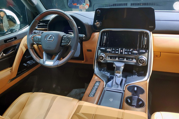 "Trái tim" của Lexus LX 500d 2022 tại thị trường Nga là khối động cơ diesel V6, dung tích 3.3L, sản sinh công suất tối đa 300 mã lực và mô-men xoắn cực đại 700 Nm. Đây cũng là động cơ diesel hiện đang được dùng cho Toyota Land Cruiser 2022. So với phiên bản máy dầu cũ, Lexus LX 500d 2022 mạnh hơn 28 mã lực và 50 Nm. Động cơ đồng hành với hộp số tự động 10 cấp mới.