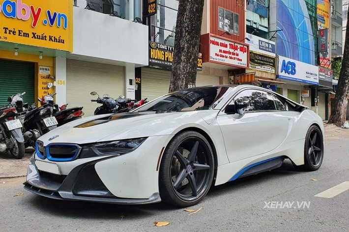 Giai đoạn 2015 - 2016, thị trường Việt chứng kiến "làn sóng" BMW i8 tiền tỷ rầm rộ được caqcs đại lý tư nhân nhập về, khi tính riêng năm 2016 đã có tới hơn 30 siêu xe i8 được nhập khẩu về Việt Nam.