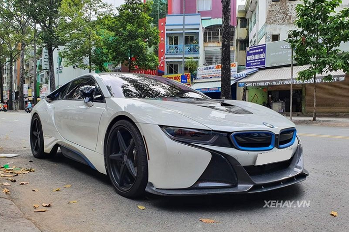 Chưa hết, siêu xe hybrid còn sở hữu bộ mâm 5 chấu sơn đen "hàng thửa", cánh lướt gió sợi carbon ở phía sau trị giá 1.375 USD (khoảng 32 triệu đồng) và bộ khuếch tán sợi carbon hầm hố có giá 2.450 USD (khoảng 57 triệu đồng).