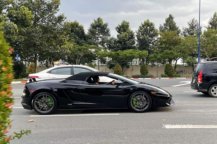 Cung cấp sức mạnh cho siêu phẩm Lamborghini Gallardo LP570-4 Spyder Performante duy nhất tại Việt Nam là khối động cơ V10 5.2L, sản sinh công suất tối đa 570 mã lực và 540 Nm mô-men xoắn cực đại.