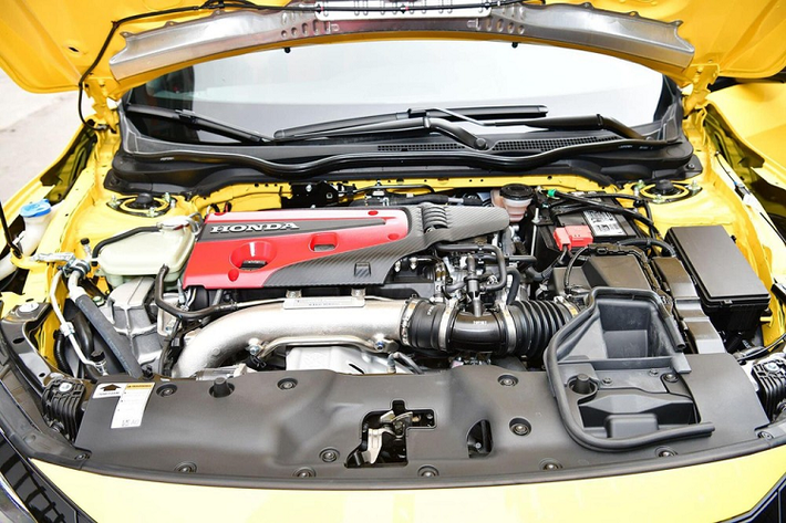 Nếu so giá xe Honda Civic phiên bản 1.5 RS, mức chênh lệch sẽ tăng đến 5 lần. Chiếc xe đua đường phố 4 cửa Honda Civic Type R Limited Edition đầu tiên về dải đất hình chữ S được tiết lộ nhập khẩu từ Mỹ, xe mang số thứ tự 438/600 xe được sản xuất dành cho thị trường này.
