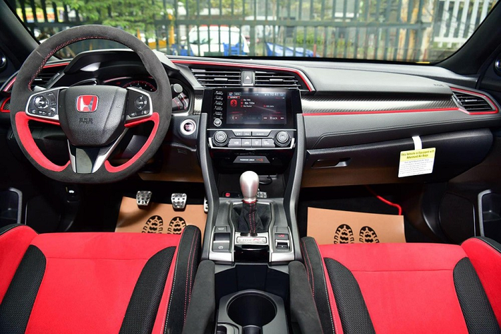Mức giá xe Honda Civic Type R Limited Edition mới về nước không được tiết lộ nhưng một số người cho biết, sẽ không dưới 3,5 tỷ đồng, tức đắt gần 4 lần chiếc xe Honda Civic 1.5 RS đang phân phối chính hãng tại Việt Nam.