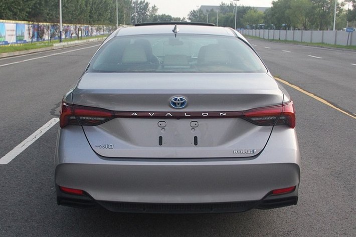 Tương tự ngoại thất, nội thất của Toyota Avalon 2022 cũng có một số thay đổi đáng chú ý. Đầu tiên là bảng đồng hồ được chuyển từ dạng analogue sang kỹ thuật số mới, tạo cảm giác hiện đại hơn. Sự thay đổi này giúp người lái dễ dàng theo dõi các hệ thống hỗ trợ người lái hơn.