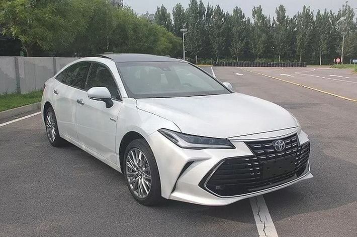 Vào hồi tháng 8 năm nay, trong làng xe thế giới đã xuất hiện tin đồn về việc Toyota Avalon sẽ bị "khai tử" ở thị trường Mỹ sau năm 2022. Tuy nhiên, ở những thị trường ngoài Mỹ, mẫu sedan cao cấp hơn Toyota Camry này có lẽ sẽ tiếp tục được phân phối. Trung Quốc là một ví dụ điển hình. Những hình ảnh rò rỉ của Toyota Avalon 2022 mới dành cho thị trường Trung Quốc đã chứng tỏ điều đó.