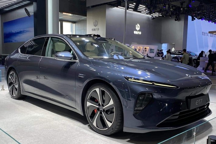 Được công bố lần đầu từ hồi đầu năm 2021, phiên bản sản xuất của mẫu xe điện cao cấp NIO ET7 2022 mới cuối cùng đã được vén màn tại Triển lãm Ô tô Quảng Châu 2021. Bên cạnh đó, NIO cũng công bố giá cả và những màu sắc tùy chọn của xe mới, đồng thời cho biết cả thông số kỹ thuật nâng cấp.