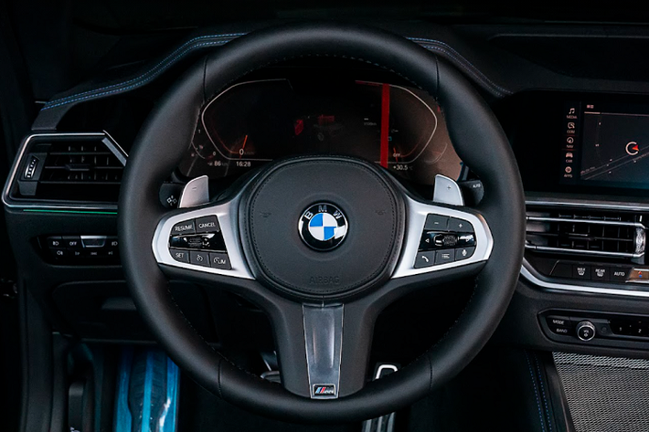 Bên cạnh kích thước của xe, phần đầu của BMW 4 Series Convertible hoàn toàn mới là một trong những yếu tố làm nổi bật sự độc đáo của 4 Series so với các mẫu xe BMW khác tại Việt Nam. Lưới tản nhiệt hình quả thận BMW ngoại cỡ được tăng kích thước theo chiều dọc tương tự như trên phiên bản BMW 4 Series Coupé, trở thành trung tâm của phần đầu xe, thu hút mọi ánh nhìn với cảm giác đầy phấn khích trước hình ảnh vừa mới mẻ vừa đặc trưng của thương hiệu BMW.