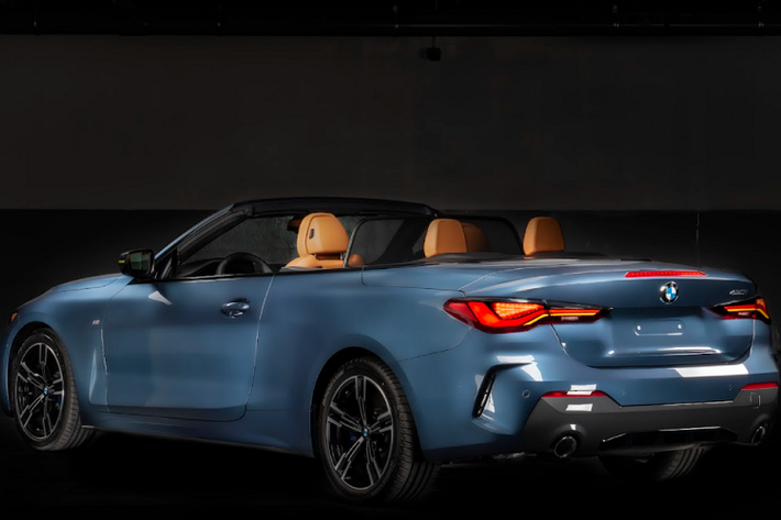 Hệ thống giải trí trên 4 Series Convertible cũng được trang bị dàn âm thanh vòm Harman Kardon tiêu chuẩn đi kèm với 12 loa và bộ khuếch đại 7 kênh kỹ thuật số cung cấp công suất âm thanh 408 watt. Tại Việt Nam, động cơ xăng 4 xi-lanh với công nghệ TwinPower Turbo nổi tiếng của BMW 4 Series Convertible hoàn toàn mới tạo ra công suất 258 mã lực và mô men xoắn 400 Nm. Trên toàn cầu, đây là lần đầu tiên tất cả các biến thể trong dòng BMW 4 Series được trang bị tiêu chuẩn hộp số Steptronic Sport tám cấp.