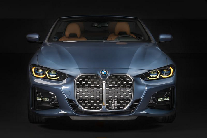 BMW 4 Series Convertible thể hiện rõ sức mạnh thể thao hàng đầu và sự sang trọng với ngôn ngữ thiết kế hoàn toàn mới tạo nên sự nổi bật cho cấu tạo trọng tâm thấp của xe. Đây cũng là một đặc điểm của dòng xe mui trần từ BMW.