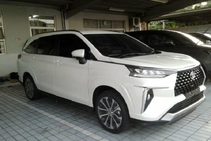 Theo kế hoạch, hãng Toyota sẽ chính thức vén màn thế hệ mới của dòng MPV cỡ nhỏ Avanza trong triển lãm Ô tô Gaikindo Indonesia (GIIAS) 2021, khai mạc vào ngày 10/11 tới. Tương tự trước đây, Toyota Avanza 2022 sẽ có phiên bản thể thao và cao cấp hơn mang tên Veloz. Trước khi trình làng vào tuần sau, Toyota Veloz 2022 mới đã lộ diện hoàn toàn qua những hình ảnh chụp "bằng xương, bằng thịt" tại Indonesia.