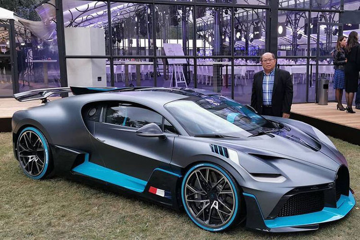 Bugatti Divo của đại gia Malaysia sở hữu khối động cơ W16, dung tích 8.0 lít, đi kèm 4 bộ tăng áp, tạo ra công suất tối đa 1.500 mã lực và mô-men xoắn cực đại 1.600 Nm của Divo chỉ có thể đạt tốc độ tối đa 380 km/h. Con số này rất hiền lành so với cả Bugatti Veyron nhưng hãng xe Pháp đã tính toán các chủ nhân của siêu phẩm như Bugatti Divo sẽ không thường xuyên mang chúng lên cao tốc để trải nghiệm tốc độ mà dành thời gian chủ yếu ngắm "cục vàng này trong garage.