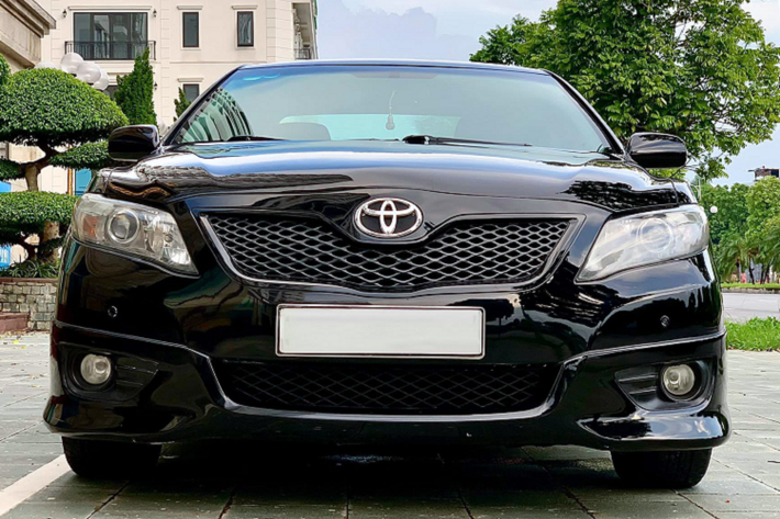 Tại thị trường Việt, Toyota Camry thế hệ cũ (XV40) là dòng xe Camry nhập Mỹ được ưa chuộng nhiều nhất trong giai đoạn từ năm 2008 – 2011. Thời điểm này cũng là thời hoàng kim của các dòng xe nhập Mỹ tại thị trường Việt.