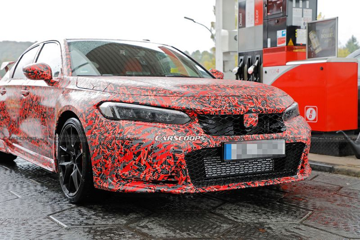 Dự kiến, Honda Civic Type R thế hệ mới sẽ dùng phiên bản nâng cấp của động cơ tăng áp 2.0L 4 xi-lanh, cho ra nhiều sức mạnh hơn thế hệ hiện tại (306 mã lực, mô-men xoắn 400 Nm), nhằm tăng khả năng cạnh tranh trước đối thủ Volkswagen Golf R 315 mã lực.