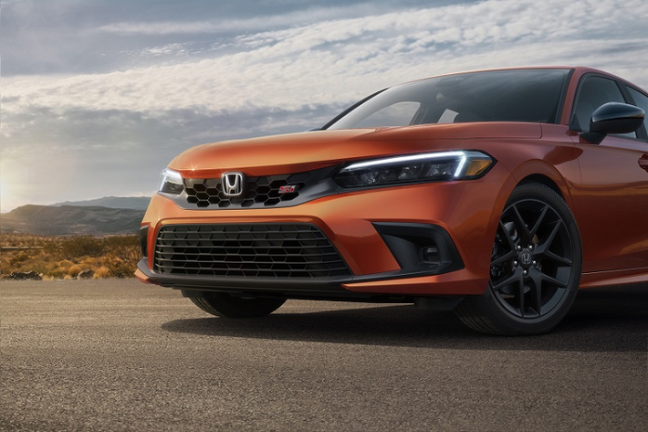 Các kỹ sư tại Honda đã hiệu chỉnh lại khối động cơ cho khả năng đạt momen xoắn cực đại tại dải vòng tua máy thấp hơn khoảng 300 vòng/phút so với trước đó, cho phép Honda Civic Si 2022 khởi động và tăng tốc mượt mà hơn.
