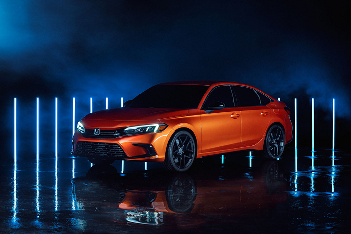 Ngoại hình của Honda Civic Si 2022 chỉ có một số thay đổi nhỏ so với bản sedan tiêu chuẩn, bao gồm mặt ca-lăng thiết kế vân tổ ong hầm hố hơn, bộ chia trước, cánh gió màu đen bóng trên nắp cốp, cản va sau sửa đổi để phù hợp với thiết lập ống xả kép.