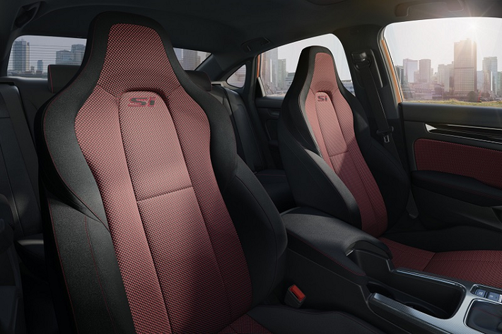 Honda Civic Si 2022 cưỡi trên nền tảng khung gầm gia cố mới với độ cứng xoắn cao hơn 8% và độ cứng uốn cao hơn 13% so với phiên bản trước. Chiều rộng cơ sở hai bánh sau tăng 12,7mm cùng trục cơ sở dài hơn 35,5mm đồng thời giúp duy trì độ ổn định thân xe, tạo cảm giác lái mượt mà và êm ái hơn.