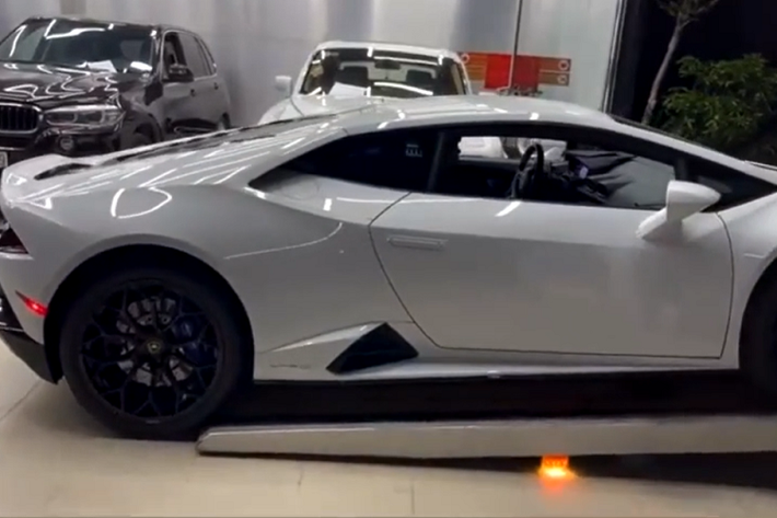 Xe có hệ thống Lamborghini Dinamica Veicolo Integrata đã tích hợp cả Apple CarPlay và Android Auto.