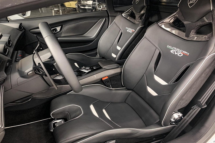 Chiếc xe Lamborghini Huracan EVO RWD đầu tiên được mang về dải đất hình chữ S tắm trong màu sơn trắng rất tinh tế và sự lựa chọn tấm khuếch tán sau của xe cũng màu trắng thay vì đen như thông thường đã tạo điểm nhấn cho ngoại hình xe. Bên cạnh đó, chiếc xe Lamborghini Huracan EVO dẫn động cầu sau này còn có trang bị bộ mâm đa chấu kép sơn đen cùng kẹp phanh màu xanh dương nổi bật.
