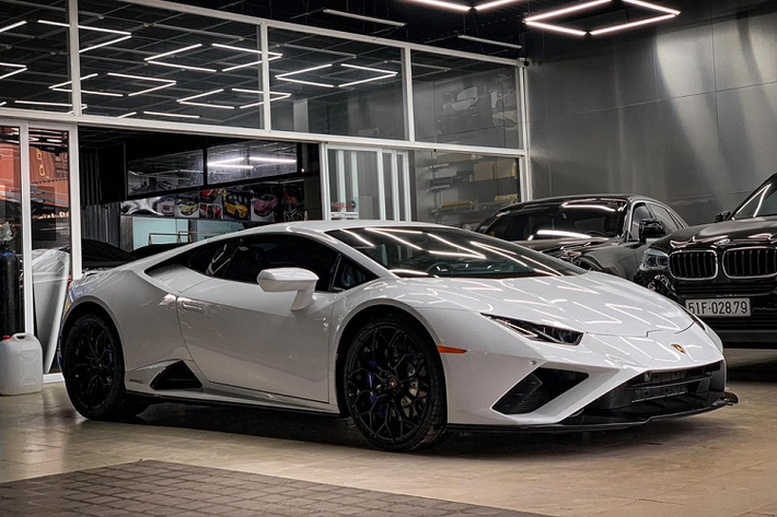 Dòng siêu xe Lamborghini Huracan đã được trình làng lần đầu tiên trên thế giới tại triển lãm Geneva ở Thụy Sĩ vào tháng 3/2014 nhằm tiếp nối thành công của đàn anh Lamborghini Gallardo để lại sau 10 năm có mặt trên thị trường.