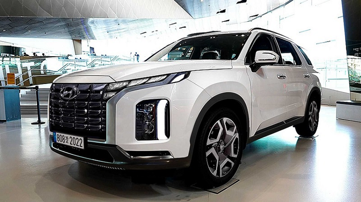 Hyundai dự kiến sẽ tung ra phiên bản nâng cấp giữa vòng đời của Palisade với một số bước tiến đáng kể trong thiết kế. Dựa vào những hình ảnh rò rỉ của phiên bản thử nghiệm, kênh Gotcha Cars đã dựng lên ảnh phác họa thiết kế cho Hyundai Palisade 2022 mới với nhiều thay đổi đáng chú ý so với phiên bản hiện hành.