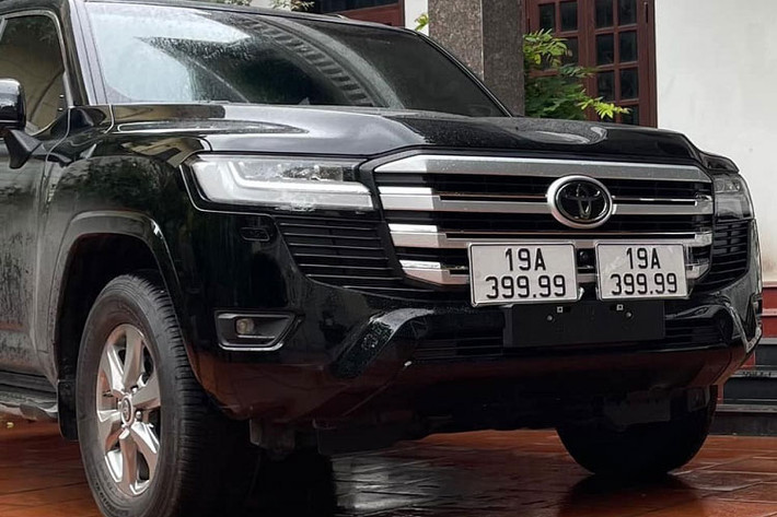 Trong các cuộc đua về xe sang biển đẹp, các dòng xe Lexus LX570 hay Toyota Land Cruiser lại luôn gây bất ngờ vì sở hữu số lượng biển VIP khá nhiều. Và khi dòng xe Toyota Land Cruiser 2022 mới được phân phối chính hãng tại dải đất hình chữ S, giới mê biển lại có dịp xôn xao bàn tán về các loại siêu biển được gắn trên mẫu xe được mệnh danh là "tàu tuần dương mặt đất”.