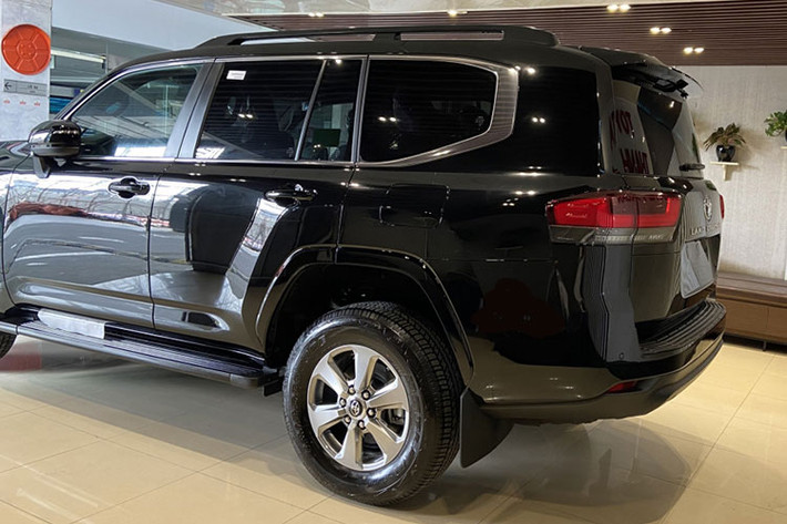 Nhiều khả năng chiếc xe Toyota Land Cruiser 2022 biển tứ quý 9 ở tỉnh Phú Thọ được chủ nhân mua chính hãng. Điểm nhấn là việc xe sở hữu bộ mâm 6 chấu đơn cỡ lớn. Ngoài ra là nhiều chi tiết xe được mạ crôm bóng loáng.