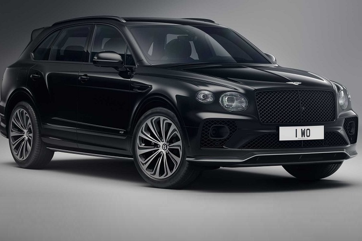 Tiếp đến là bộ sưu tập Bentley Mulliner Skyline Collection, được phát triển bởi Bentley Manhattan và lấy cảm hứng từ đường chân trời của thành phố New York. Bộ sưu tập này bao gồm Bentayga, Continental GT Convertible và Flying Spur - tất cả đều có màu sơn ngoại thất Onyx Black cùng các điểm nhấn trang trí từ gói Blackline Specification như mâm hợp kim hai tông màu 22 inch và chrome tối màu.